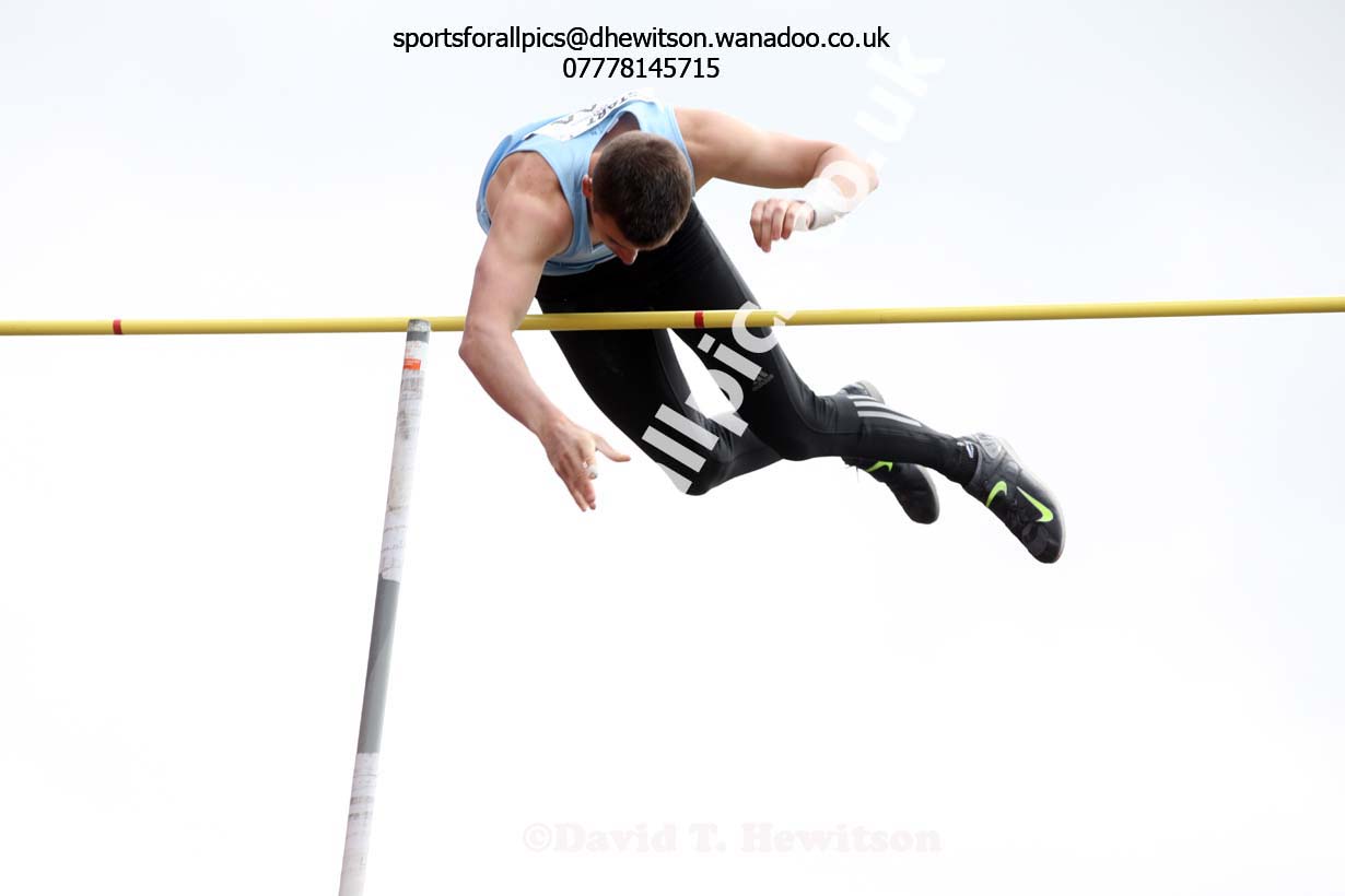 Mens under-20s pole vault, North Eastern Track and Field Champs, Gateshead Stadium. Photo: David T. Hewitson/Sports for All Pics